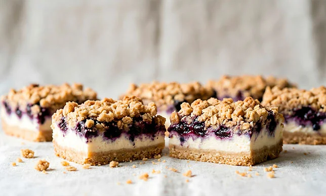 Las mejores barritas de cheesecake con blueberry y crumble te esperan