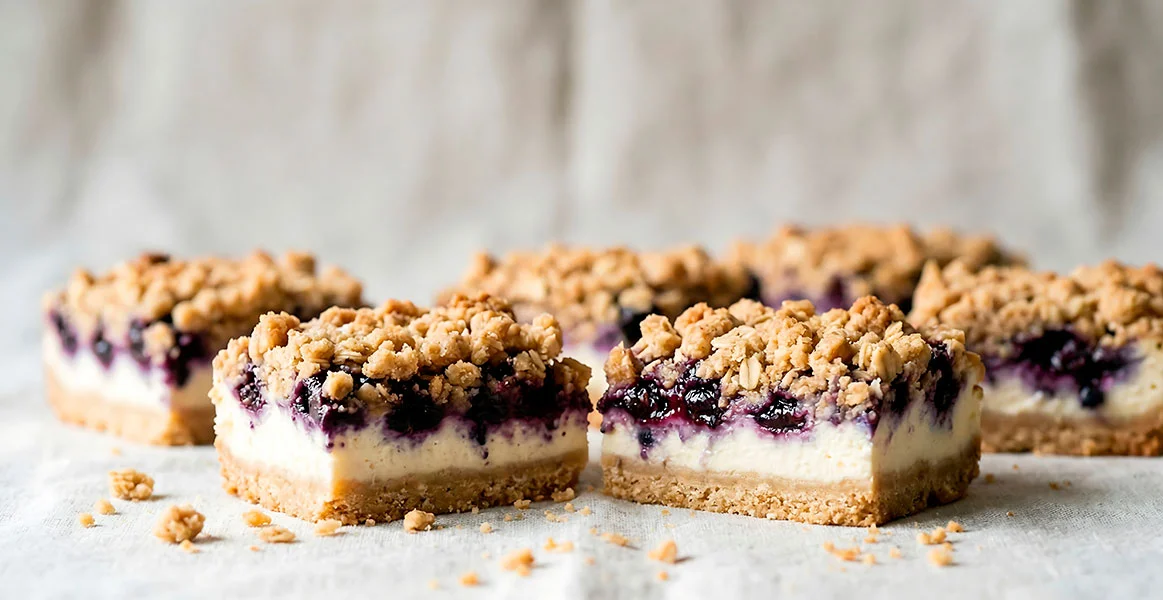 Las mejores barritas de cheesecake con blueberry y crumble te esperan
