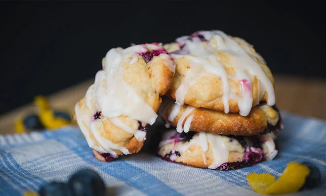 Prepara unas deliciosas galletas de limón con blueberries y glaseado