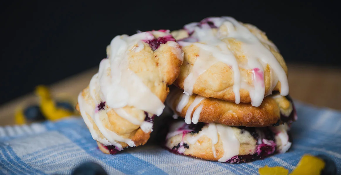 Prepara unas deliciosas galletas de limón con blueberries y glaseado