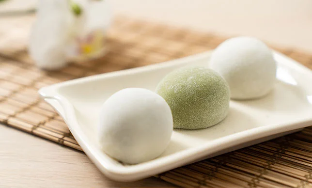 Deliciosos mochis de vainilla con relleno de fresa, mango y matcha