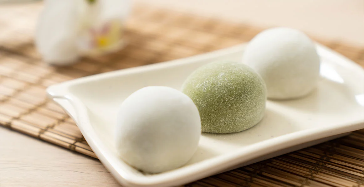 Deliciosos mochis de vainilla con relleno de fresa, mango y matcha