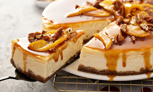 Delicioso cheesecake casero con manzana, caramelo y nuez. 