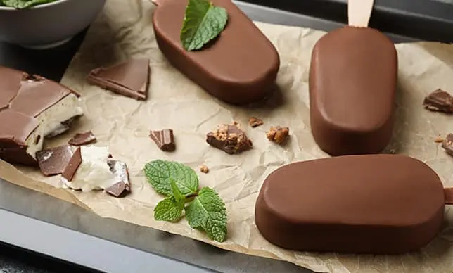 Cómo hacer paletas heladas de vainilla cubiertas de chocolate
