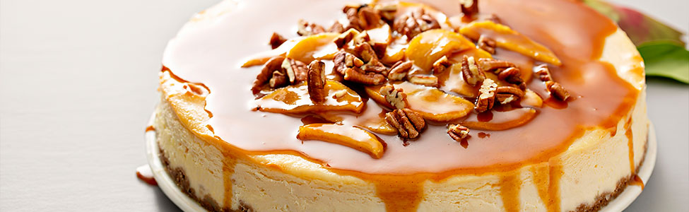 Delicioso cheesecake casero con manzana, caramelo y nuez-1