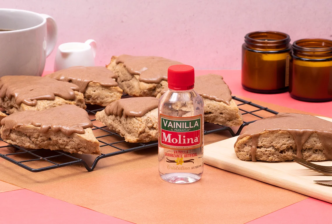 Scones de chai con glaseado de chai y maple