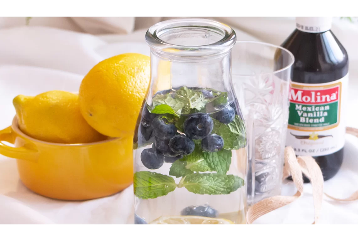 Agua de limon y blueberries detox