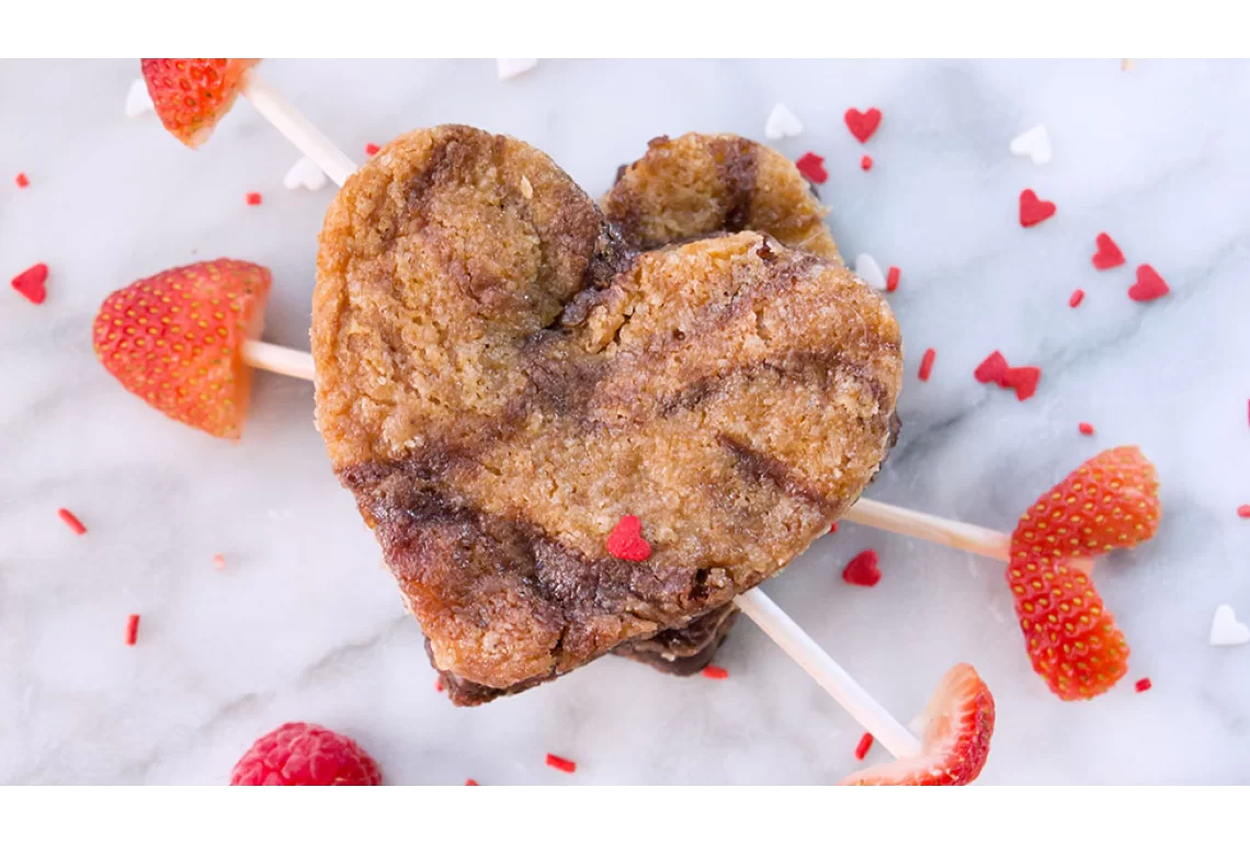 Corazones de brownies y galletas