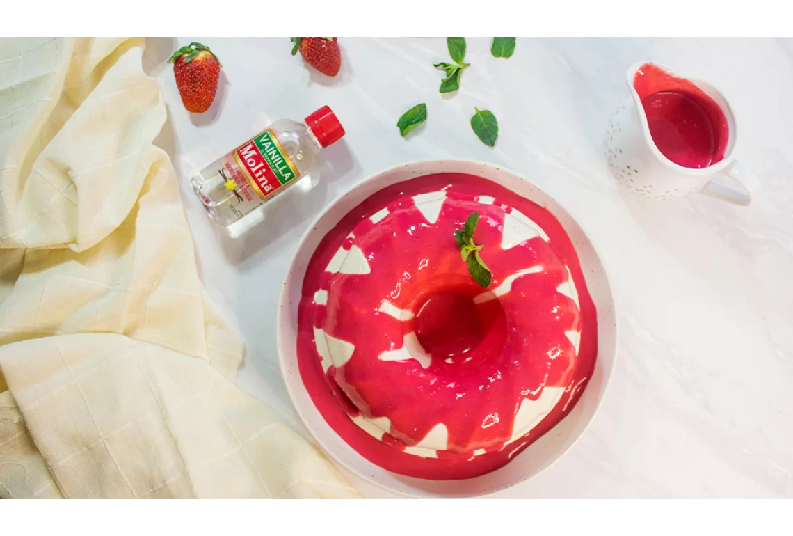Gelatina de yogurt con salsa de fresas